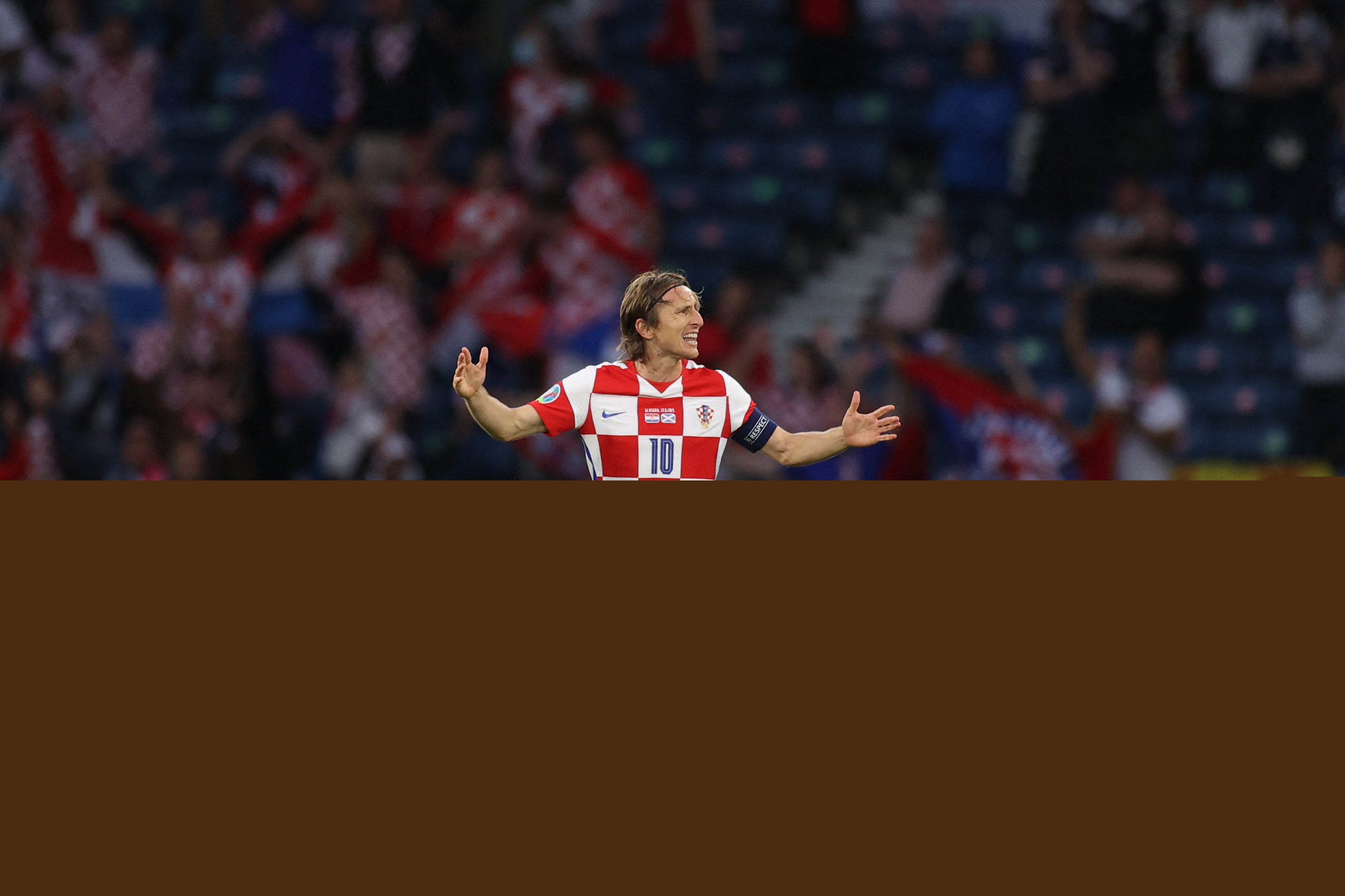 西甲战报：安东尼破门，费兰戴帽，巴塞罗那5-3客胜贝蒂斯